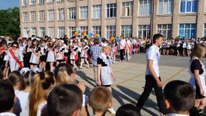 2014.05.24 Последний звонок Старотитаровская СШ №6 (выход выпускников на площадь школы)