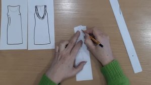 Платье с драпировкой по спинке "качели".
