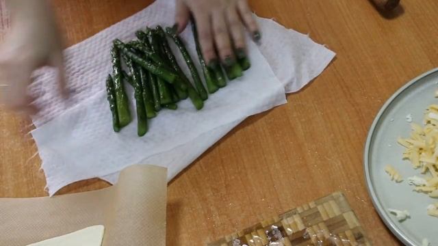 Пирог из слоеного теста с сыром и спаржей ??