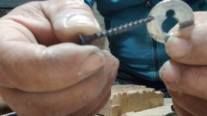 Крепление для подвесных полок шкафов картин. За 5минут и 5 копеек.  Андрей Салиев. Все Сам.