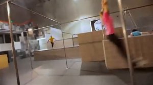Тренировка паркура и фрирана в спортивном зале