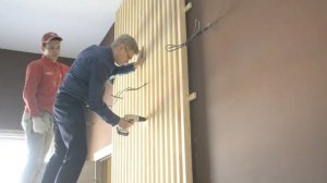 Декор стены деревянным брусом с фартуком под мох.