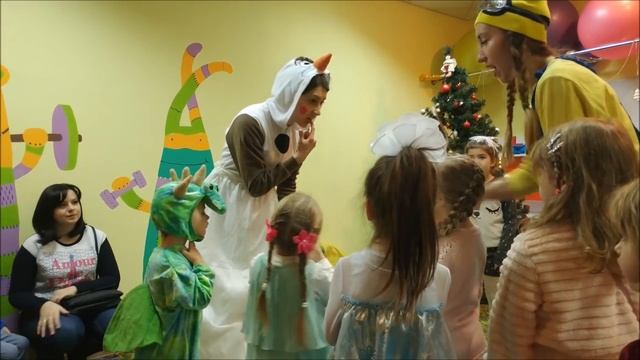 С ?Новым Годом! Встреча русалочки Ариэль с ?Дедом Морозом, снеговиком Олофом и миньеном! смотреть онлайн