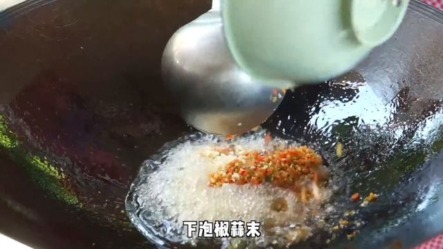 小雨做火爆鴨腸，滿滿一盆鴨腸加上泡椒酸豇豆，又酸又辣太對味了【市民朱小雨】