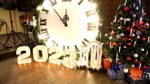 Фотозона на Новый Год - большие часы с елкой