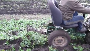 Мотоблок Parma с адаптером пашет плугом