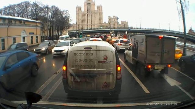 оборзевший водятел по встречке за скорой в москве на кремлевской набер.