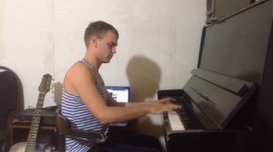 скрипач на пианино