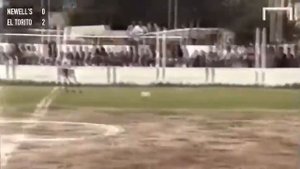 Месси в детстве играет ! Как это было ?)