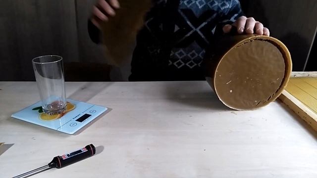 Вощина из воска, вощина из парафина, вощина своими руками. Пчелиный воск и его хрупкость.