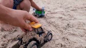 Даник с папой играют в машинки на берегу моря
