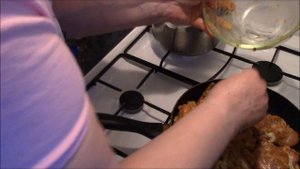 Куриные бедрышки с макаронами. Куриные бедра рецепты. Как приготовить куриные бедра.