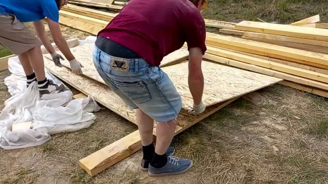Как одному поднять лист ОСП на крышу по шаткой лестинце и не уронить его смотреть онлайн