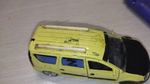 Ставлю верхний багажник и мухобойку на капот своего ларгуса.