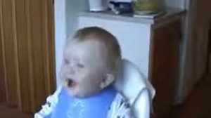 Ребенок заразительно смеется