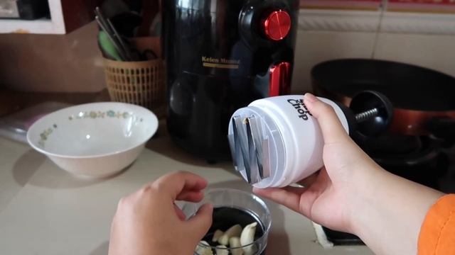 Is Slap Chop worth it?! Testing on garlic. смотреть онлайн