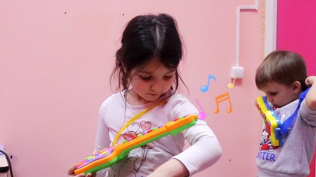 Распаковка посылки. Во что играют современные дети. Алиса и Даня. День игр. Часть 1 смотреть онлайн