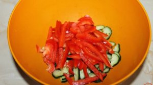 Салат из огурцов и перца с зернистой горчицей