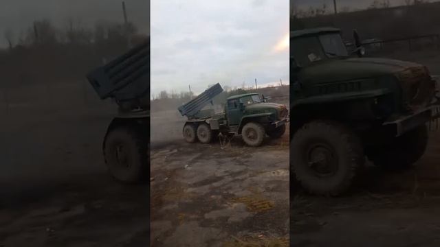 РСЗО Град ведут огонь по противнику mp4