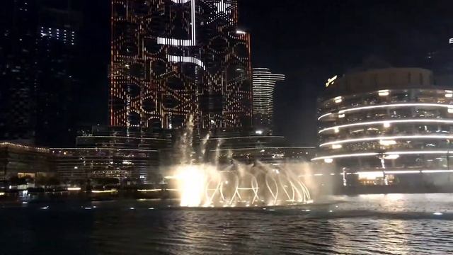 ШОУ ФОНТАНОВ В ДУБАЕ. 21 апреля 2021 года. Это надо видеть! Поющие и танцующие фонтаны! смотреть онлайн