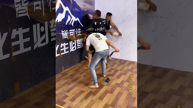 Китайская игра уточка - женщины нападают тапками китайцев 😱
