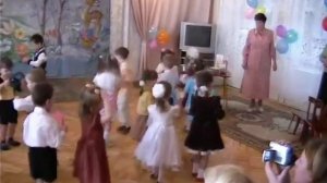 Танец с колечками младшая группа