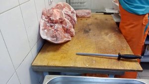 Разделка и обвалка свиной туши в шкуре.