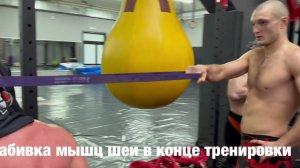 Александр Шлеменко продолжает подготовку , 40 минут , 4 упражнения по 10 раз каждое .