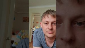 Попугай корелла выполняет команды