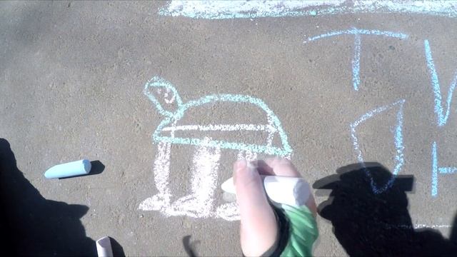 Рисуем мелками на асфальте и катаемся в скейт парке на самокатах Многодетки смотреть онлайн