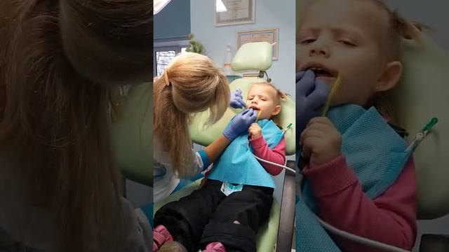 Смелая девочка. Пломбировка зубов в   три года. Пломбируем зубы весело.