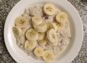 Приготовление овсяной каши с бананом!Очень вкусно и полезно!