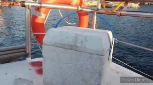 Говорящий палец рассказывает про палубное покрытие Eva, затонувший катер и солнечную панель.