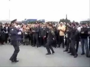 Милиционеры танцуют лезгинку в центре города
