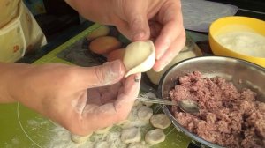 Домашние сочные пельмени с мясом . Готовим дома просто и вкусно .
