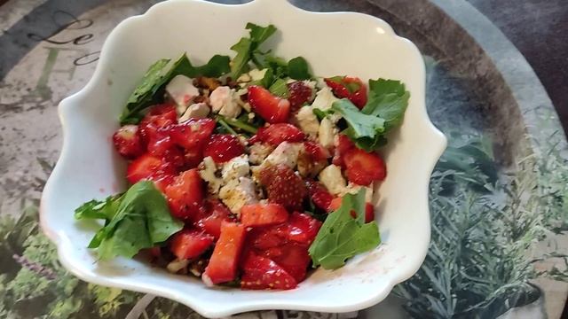 Салат с клубникой, руколой, фетой. Необычно и вкусно! смотреть онлайн