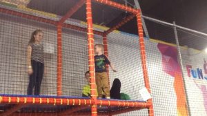 Рома и Никита развлекаются. Прыгаем на батутах в Fun Jump. Играем в Fun City. Детские песенки