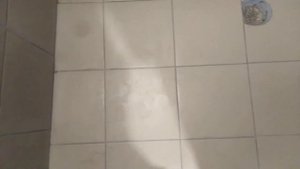 Дешёвая баня, первый опыт напольной плитки в бане.