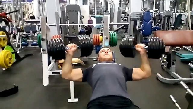 Жим лежа на верт.скамье гантелями 50 кг смотреть онлайн