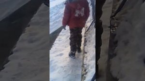 Мальчик спрыгнул с большой высоты