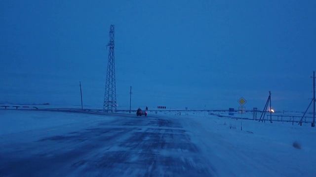 Подъезжаем к Ямбургу, справа горит "амбар" смотреть онлайн