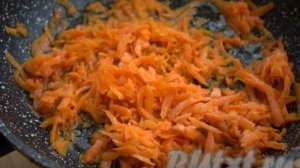 Макароны с капустой и морковью на сковороде