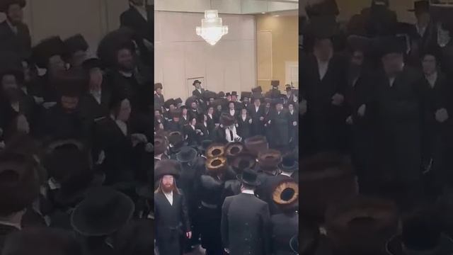 Kretchnif Siget Rebbe Mitzvah Tanz At his Einikel's Wedding - Kislev 5783