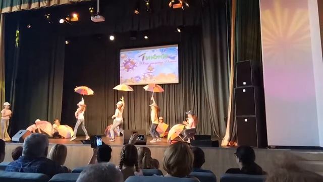 Танец с зонтиками смотреть онлайн