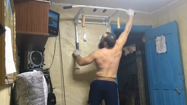 Подтягивание 3 разными хватами Лесенкой с доп весом 32 кг-24 кг! смотреть онлайн