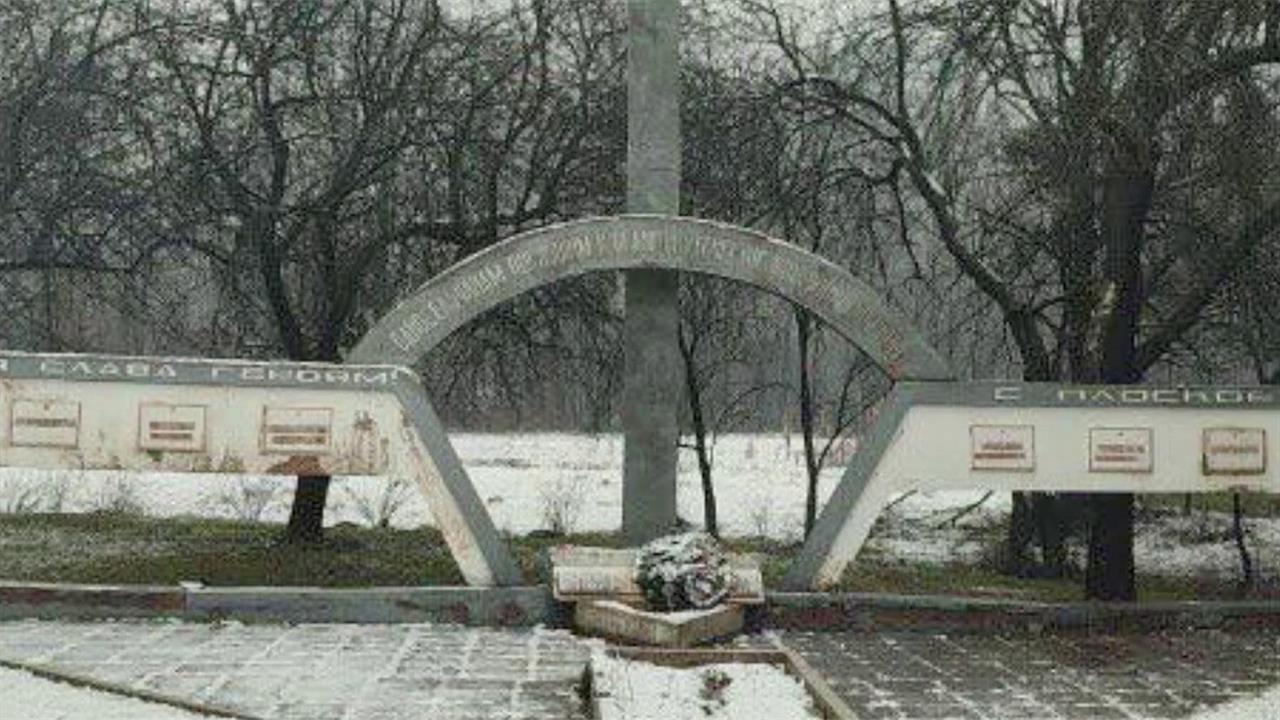 В Закарпатской области жители одного из сел отказались снести памятник советскому солдату