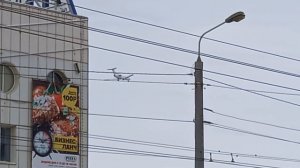 Як-42Д Красавиа Красноярск-Омск садится пасмурным днём над центром города Омска.