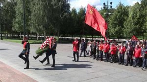 К Могиле Неизвестного Солдата в Москве пришли представители КПРФ