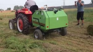 Рулонный пресс-подборщик сена.