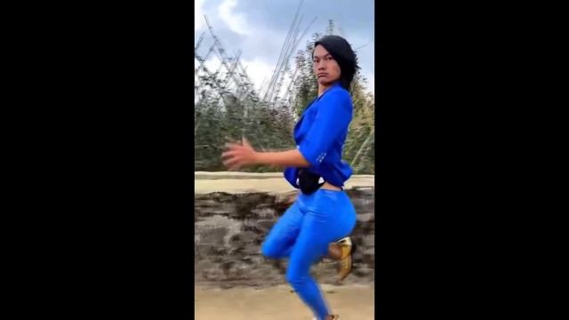 китаец бежит в синем костюме мем